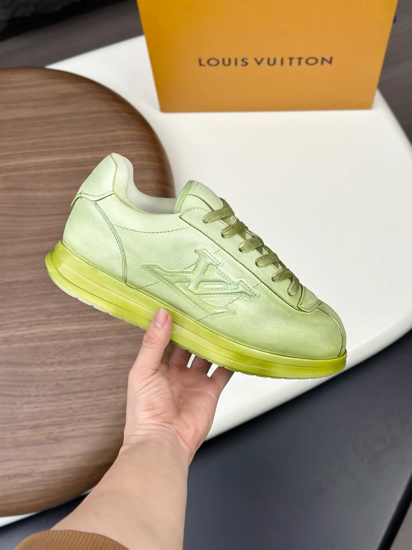 💰800💰Full package💰Top version Washed LV-Louis Vuitton-Classic catwalk new style 1:1 developed replica of the original version! ! The upper foot is very comfortable. It is made of luxurious materials, washed with fine workmanship, and the midsole is printed with English letters "Made in Europe." The upper is made of calfskin imported from Italy. The side is decorated with the brand's LOGO and signature. The latest latex foot pads and mesh lining make the foot feel super comfortable. The original two-color TPU combination outsole is specially provided by the original factory. Bag technology Goodyear stitched edges Fabric: Exclusive custom first-layer cowhide Accessories: Exclusive private model Vuitton logo, lining: Customized silk mesh lining - first-layer silk cowhide lining Outsole: TPU combination outsole wear-resistant, non-slip and anti-yellowing Foot pads: new latex pads-mesh sweat-absorbent Counter technology: fully computerized sewing machine wire drawing Toe box back cover Hot and cold shaping Full set of pull-top last with medium and low logo pattern Counter packaging - Shoelaces, certificates, cards, instructions, certificates of quality, dust bags, the most comprehensive packaging on the Internet, men's sizes 39-44 (38/45 custom-made, non-refundable!